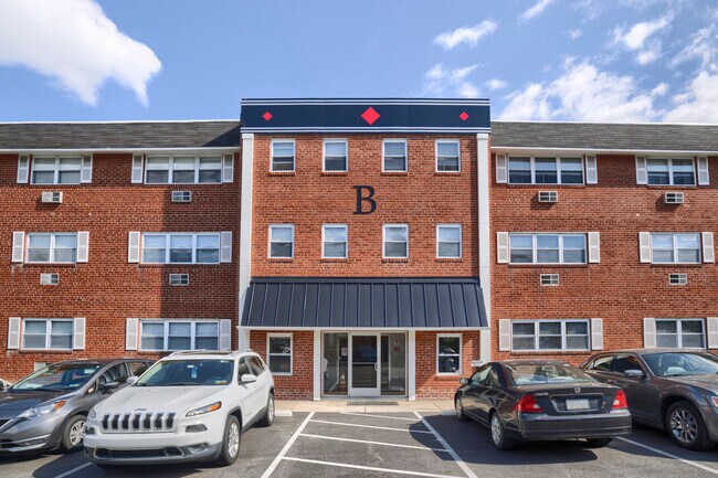 Outside Building - Edgewood Apartments