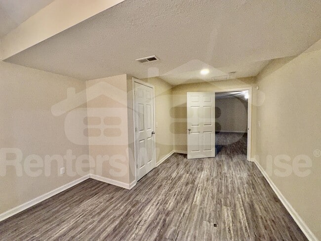 Photo - 300 W North St