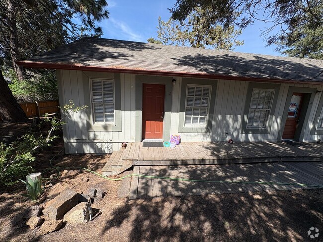 Building Photo - COZY 1 BEDROOM, 1 BATH APARTMENT LOCATED I... Unit 6 SW Cleveland Ave