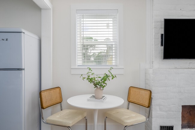 Photo - Maupas Newly Renovated Furnished Apartment