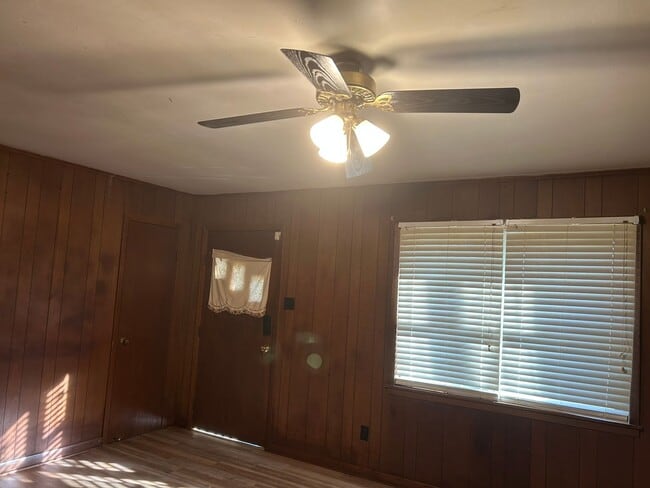 Photo - 956 Ross Rd
