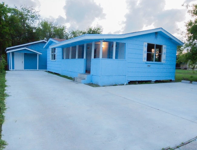 Building Photo - 2801 Guadalupe St Rental