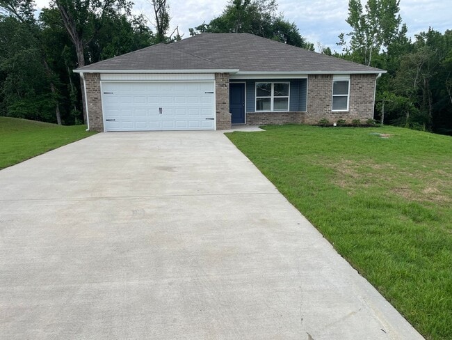 Building Photo - 3 Bedroom 2 Bath Home