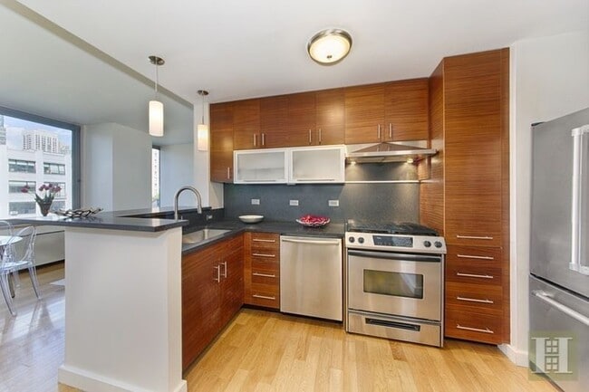 Photo - 225 W 60th St Unidad 8D