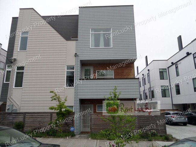 Photo - Stunning 4-Bedroom Newer Construction w/Huge VIEW Rooftop Deck in Fremont!!