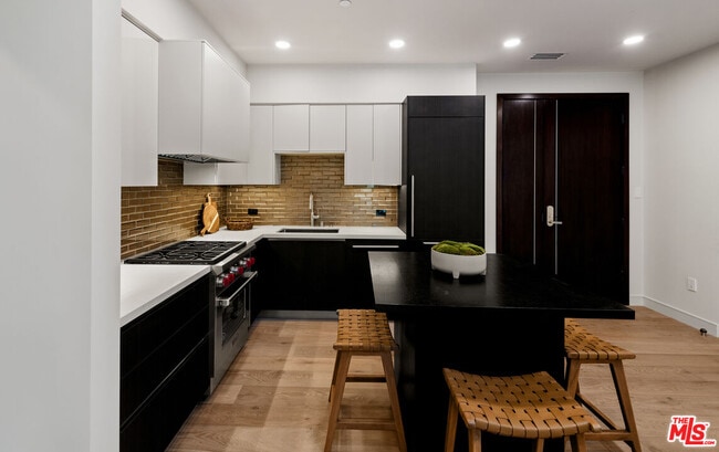 Photo - 505 S Barrington Ave Unit 303