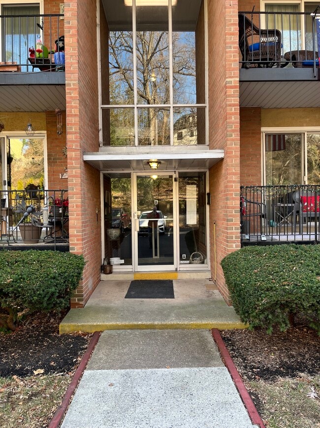 Building Photo - 302 River Rd Unit A1