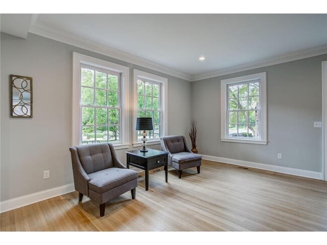 Photo - 2056 Summit Ave