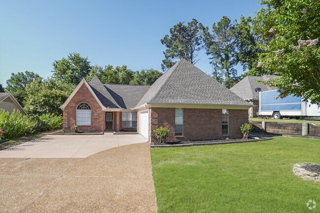 Building Photo - 1163 Carriage Dr S Rental