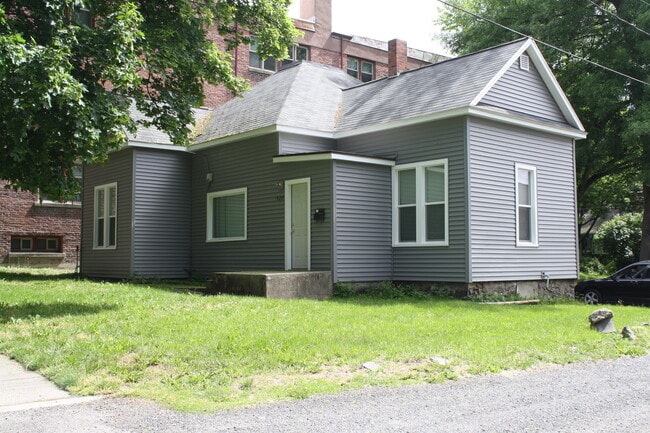 Photo - 620 NE Maple St