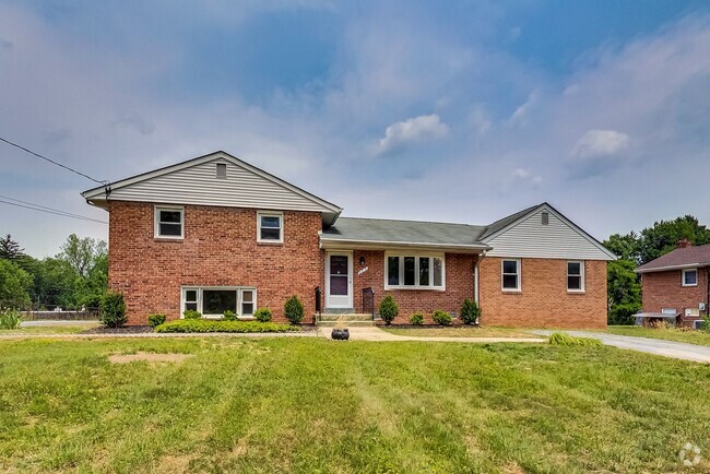 Building Photo - 5 Bed / 3 Bath / deep lot/ 2 driveways and... Rental