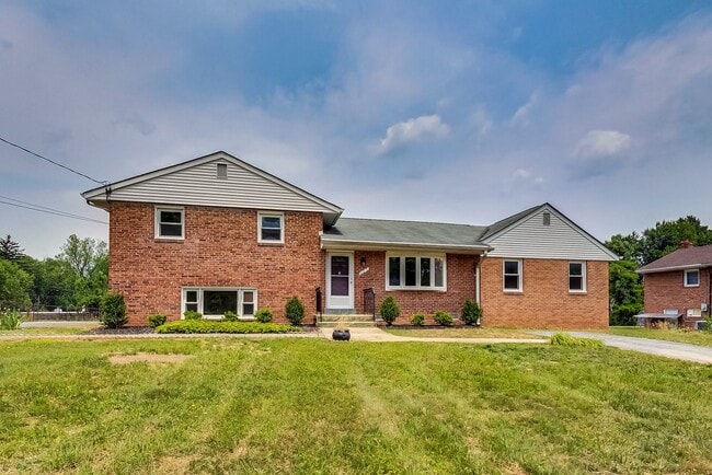 5 Bed / 3 Bath / deep lot/ 2 driveways and... - 5 Bed / 3 Bath / deep lot/ 2 driveways and... Casa