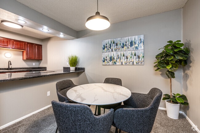2BR, 1BA - 883 SF