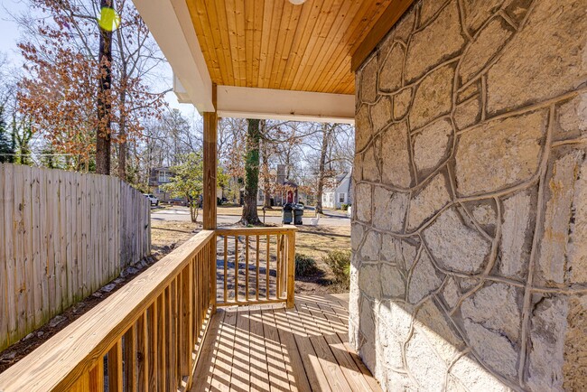 Photo - Newly Renovated 3BR/1BTH with Loft for Rent!