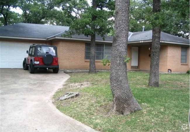 Building Photo - 4005 Oaklawn St Rental