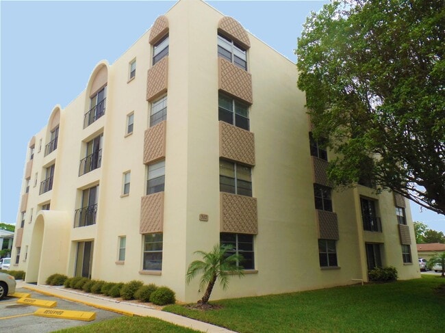 Building Photo - Sunny spot in St Pete, close to downtown & all kinds of shopping, dining