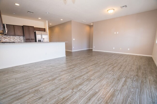 Photo - Great Open Floor Plan 3 Bedroom, 2 Bath, Central A/C in Holiday Subdivision!