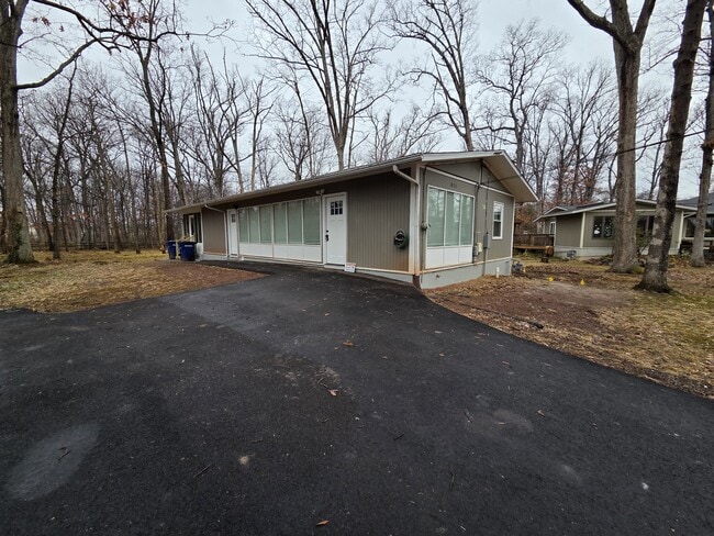 Building Photo - 611 Austin Ln