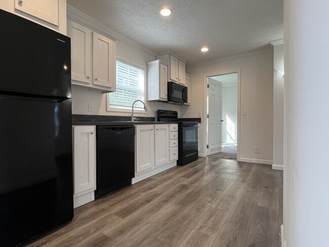 Building Photo - 178 Redwood Ln