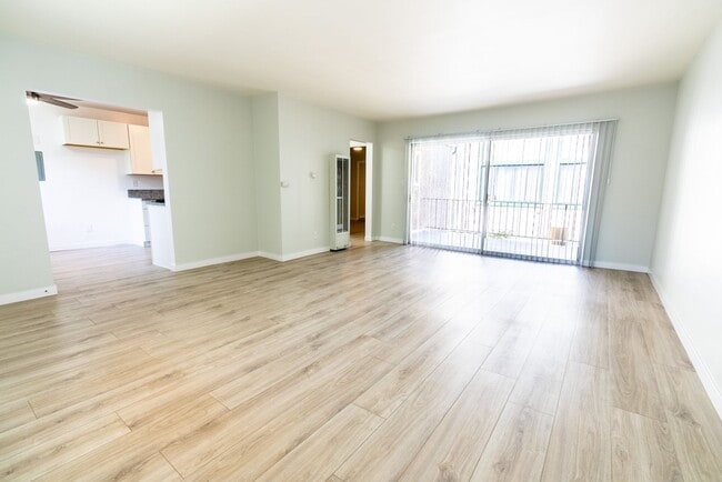 Photo - 18404 Vincennes Street