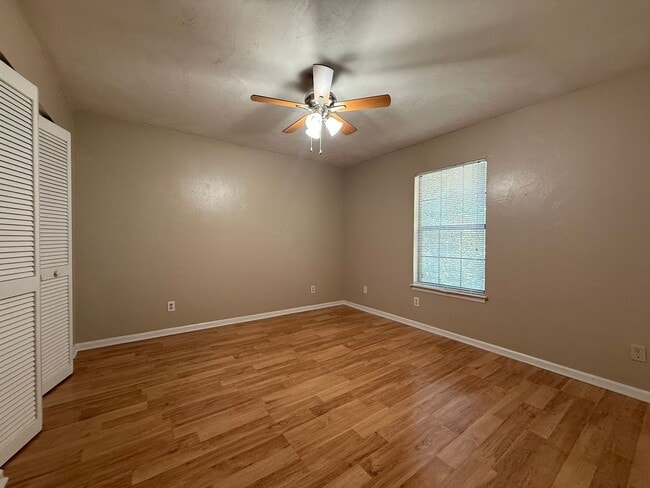 Photo - Upstairs Pointe East unit available now!!! Unidad C