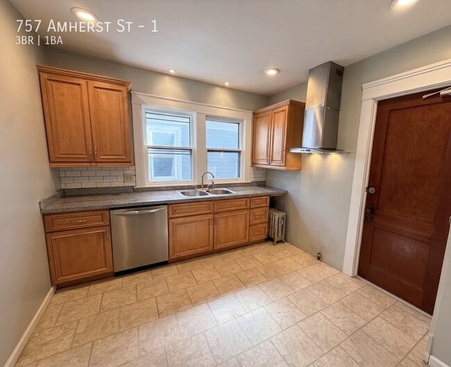 Building Photo - 757 Amherst St Unit 1