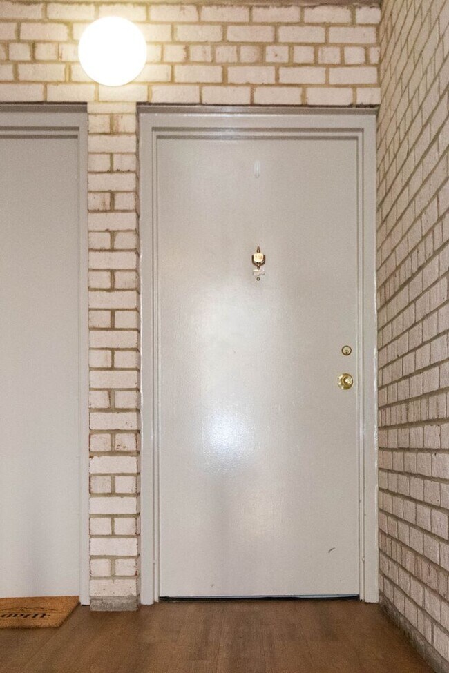 Photo - Beautiful top-level 1 bedroom, 1 bathroom condo in Alexandria City