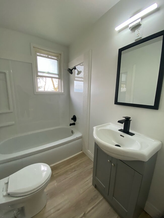 Photo - 1742 Confederation Line Unit 2