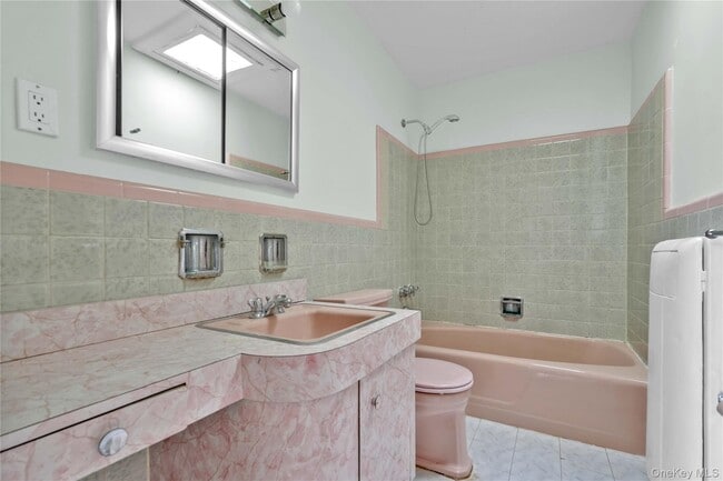 Photo - 61-12 70th St