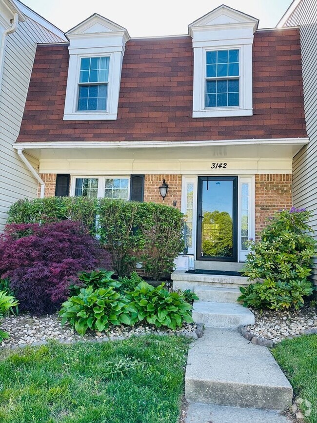 Building Photo - Beautiful and very large 3BR 3.5BA townhom... Rental