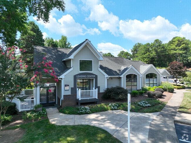 Oficina de arrendamiento - Bridges at Mallard Creek Apartment Homes