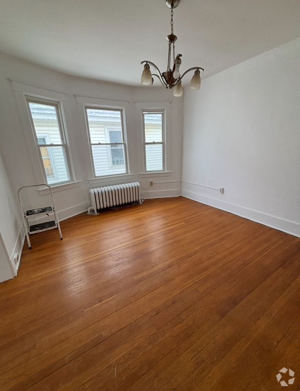 Building Photo - 633 Providence St Rental