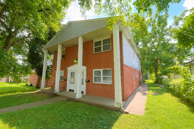Building Photo - 1719 W Bancroft St Rental