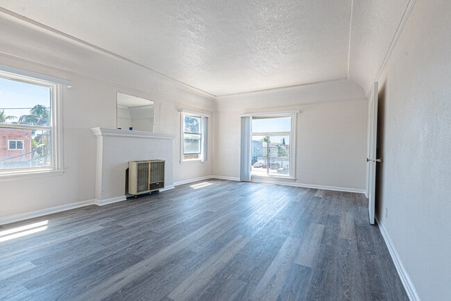 Building Photo - 4915 San Vicente Blvd Unit LARGE UPPER ONE BD DUPLEX