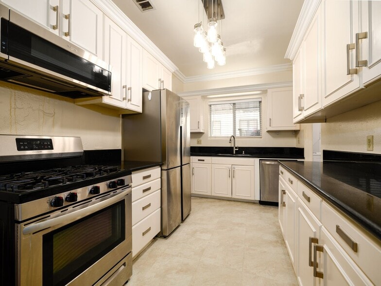 152 N Arnaz Dr