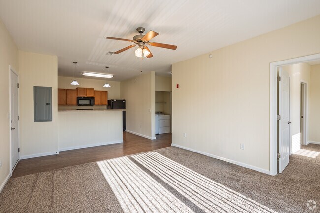 2BR, 2BA - 1033SF - Living Room
