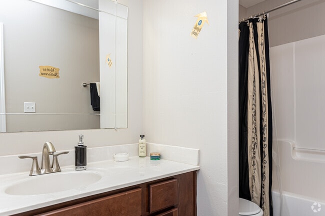 1HAB, 1BA - 747 ft² - Emerald Pointe