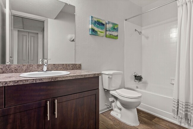 C242360_Calloway_1B1BModel_Bathroom_02
