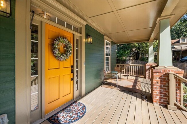 Photo - 3265 College St
