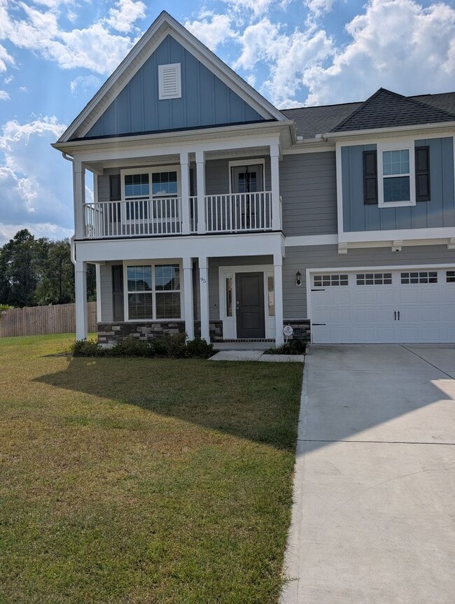Building Photo - Spacious 4BR / 2.5BA home in a gated commu...