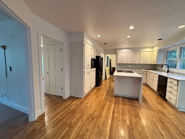 Photo - Beautiful Updated Lake Oswego Home in Mt. ...