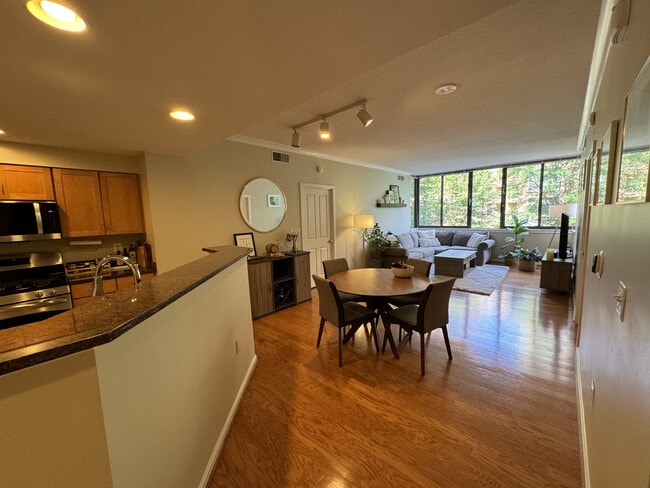 Building Photo - 2220 Fairfax Dr Unit Apt 206