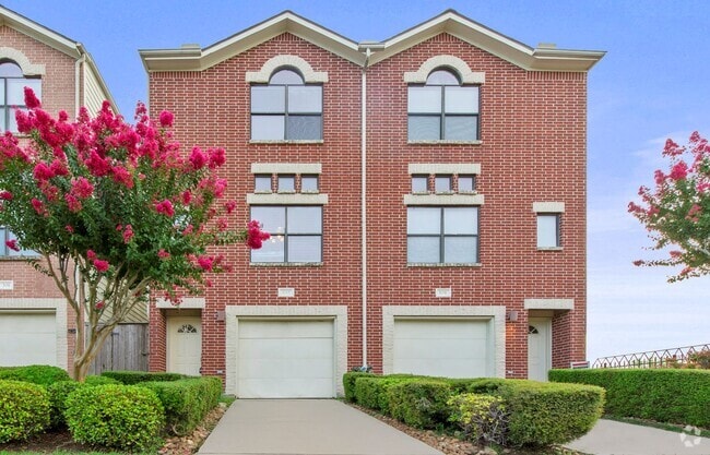 Building Photo - Gated Townhome Minutes from the Texas Medi...