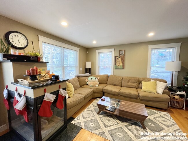 Photo - 23 Iroquois St