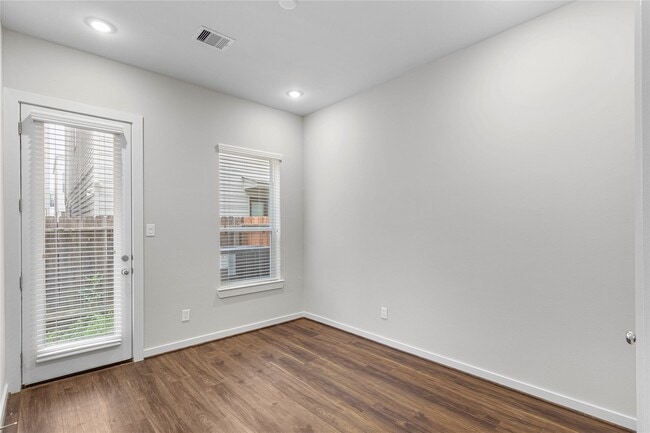 Photo - 602 Thornton Oaks Ln