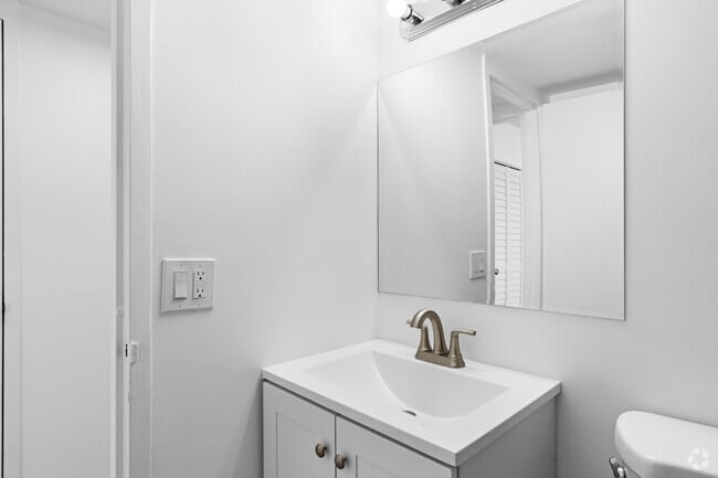 2BR, 1BA - 676SF