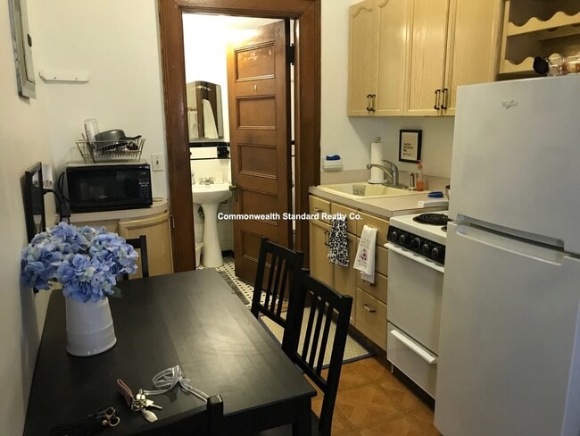 Building Photo - 849 Beacon St Unit 6