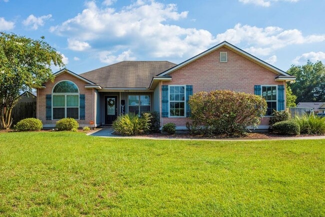Building Photo - Charming Brick Home with Open Floor Plan & Great Outdoor Space in North Valdosta
