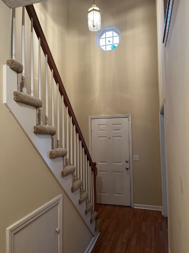 "Charming 2-Bedroom Townhouse with 2.5 Baths in Murfreesboro – Spacious 1,290 Sq Ft Living!"