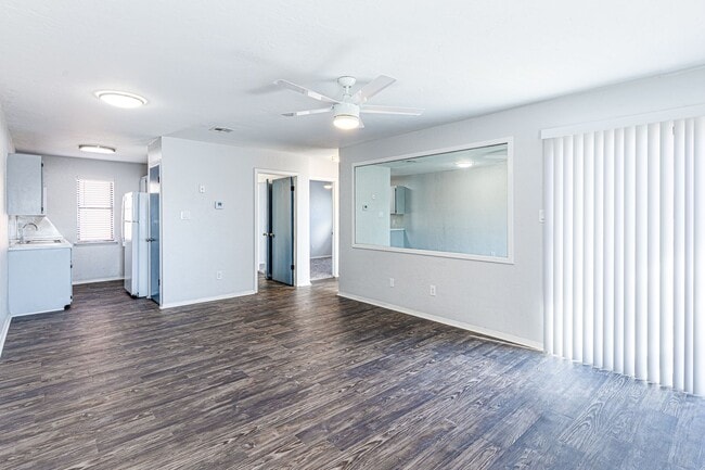 Building Photo - Spacious two-bedroom with fireplace! Unit 4040-F
